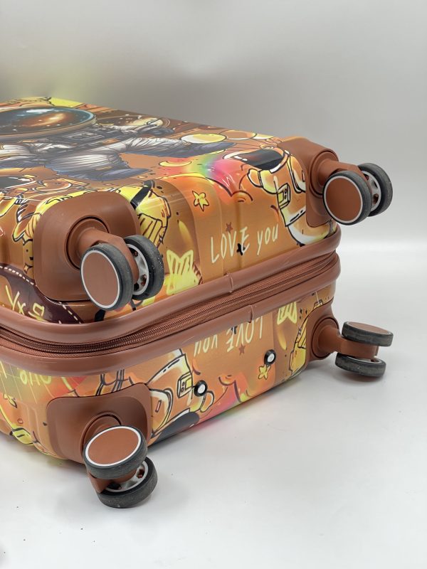 چمدان کودک آدم فضایی